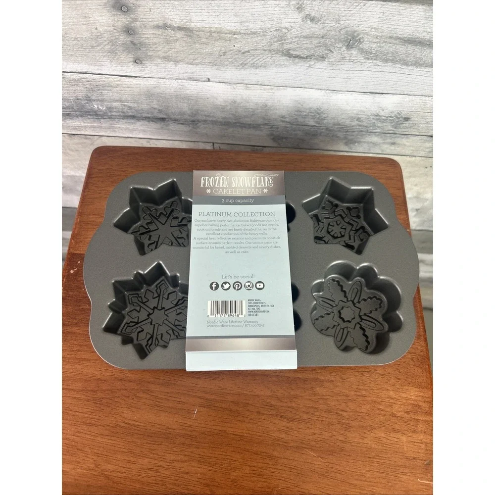 Nordic Ware Snowflake Cakelet Pan Holiday Collection Heavy Cast Aluminum Frozen